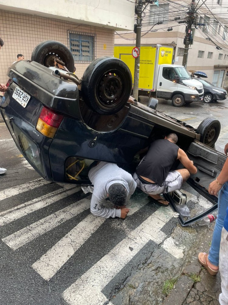 Carro perde o freio e capota na Rua Padre Antônio na tarde desta terça-feira