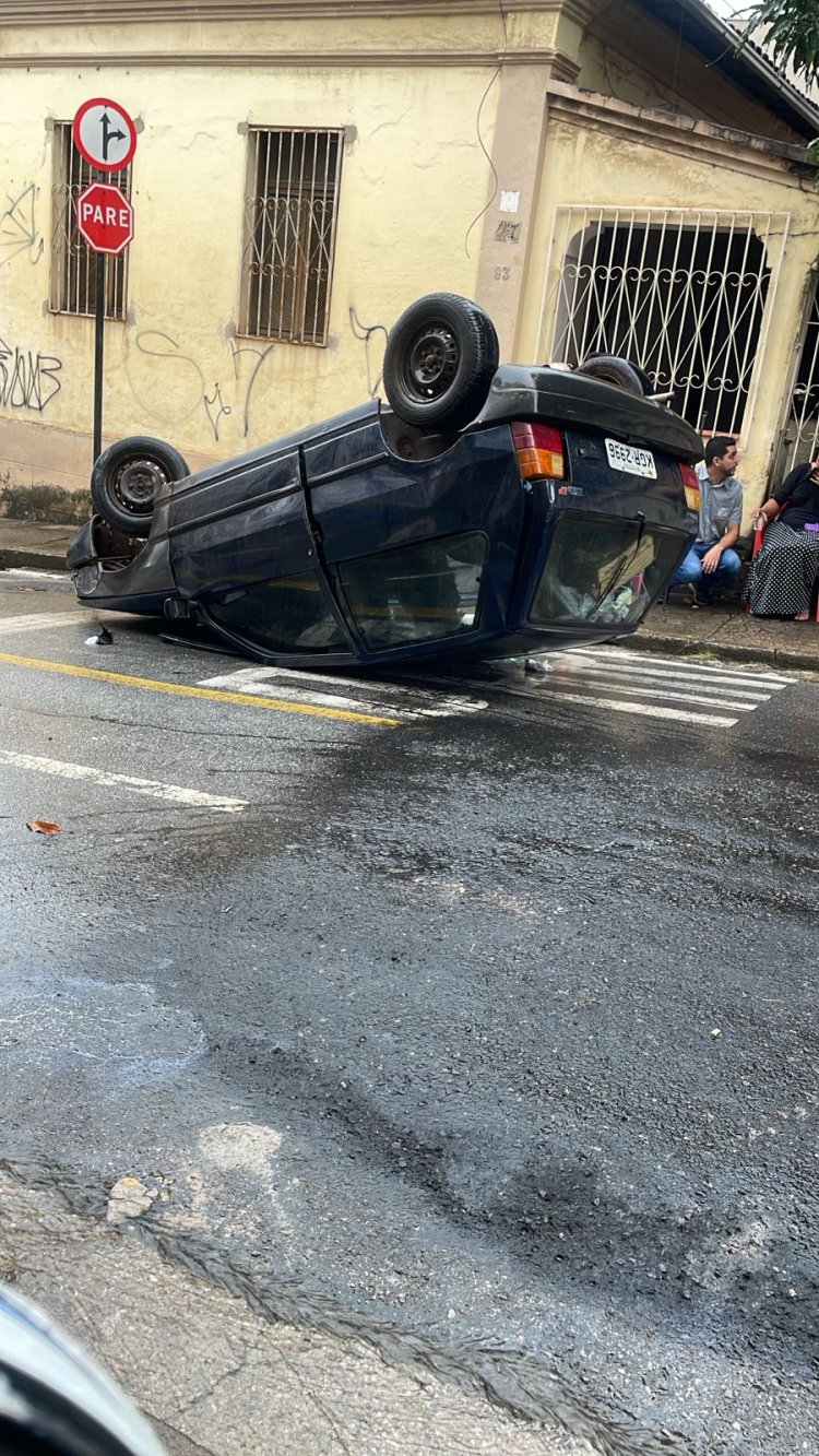 Carro perde o freio e capota na Rua Padre Antônio na tarde desta terça-feira
