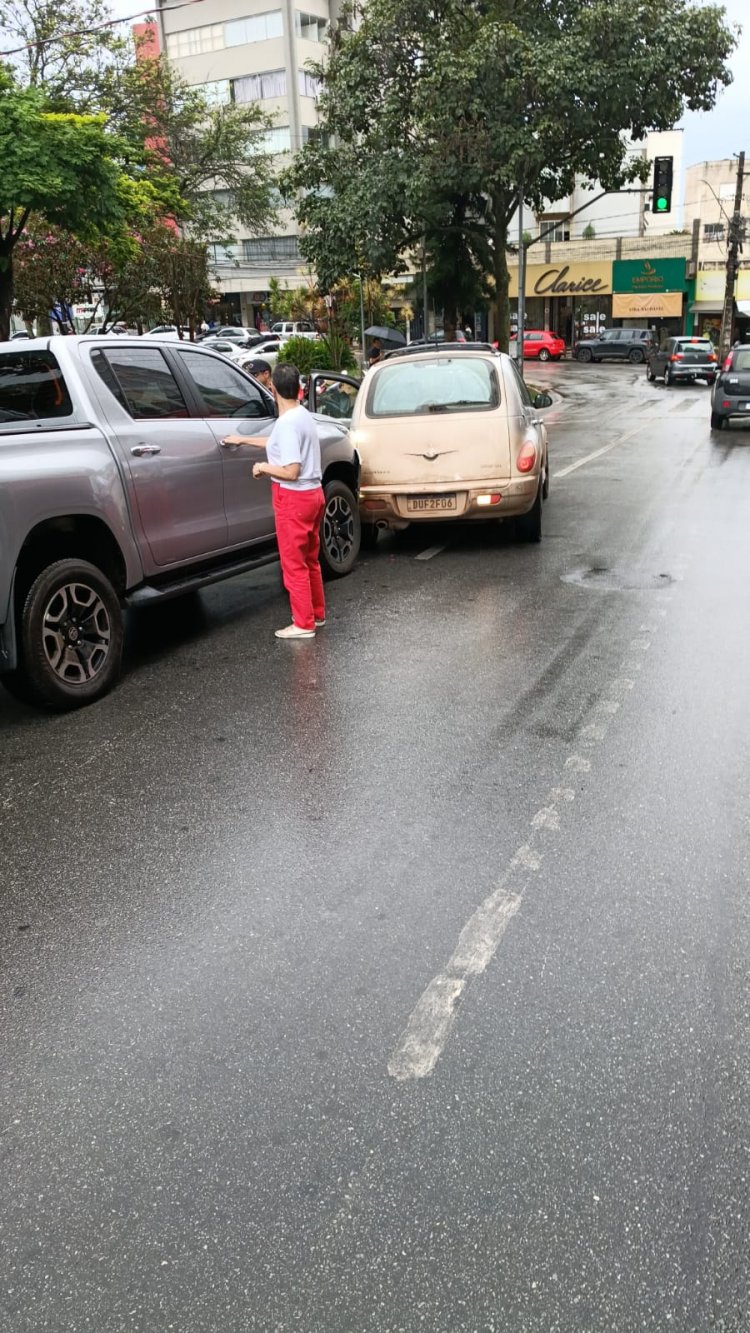 Colisão entre Chrysler e Hilux é registrada na Praça da Matriz