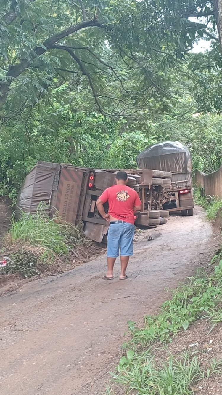 Urgente: carreta tomba na comunidade rural de Pedra Negra