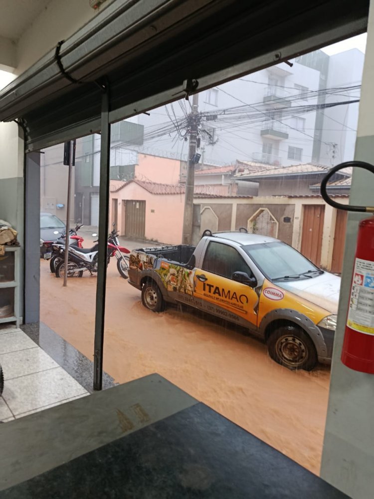 Alagamento trava o trânsito na Jove Soares