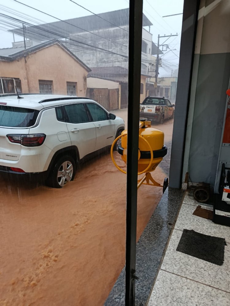 Alagamento trava o trânsito na Jove Soares