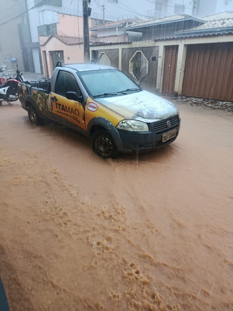 Alagamento trava o trânsito na Jove Soares