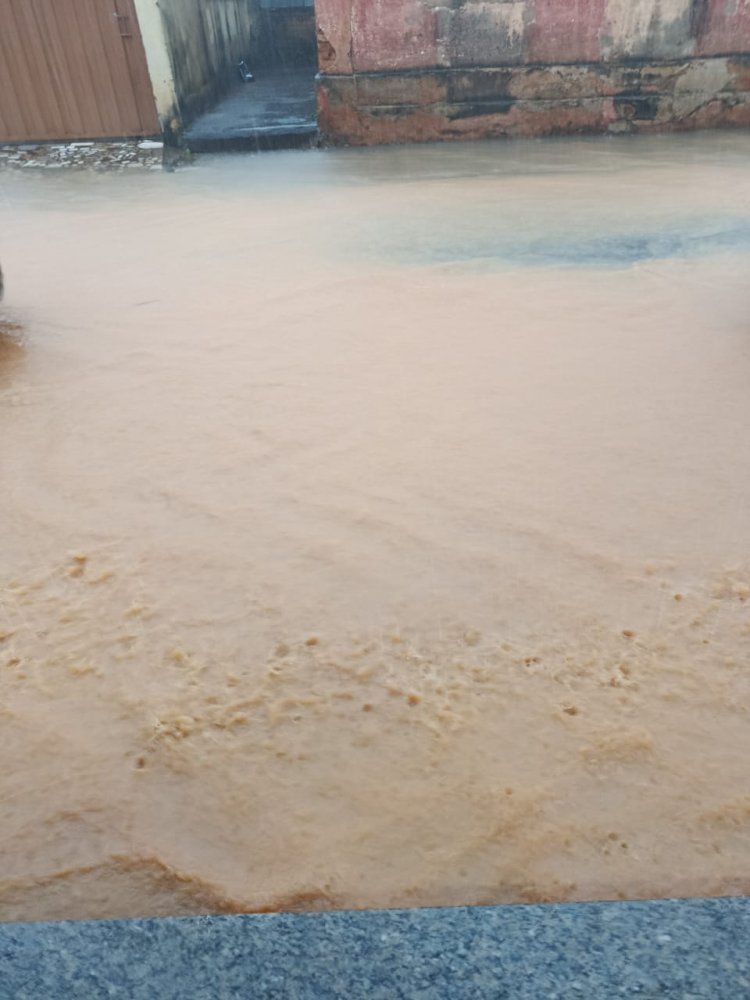 Alagamento trava o trânsito na Jove Soares