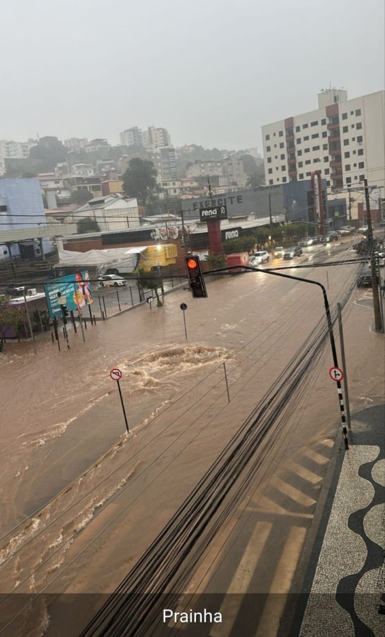 Alagamento trava o trânsito na Jove Soares