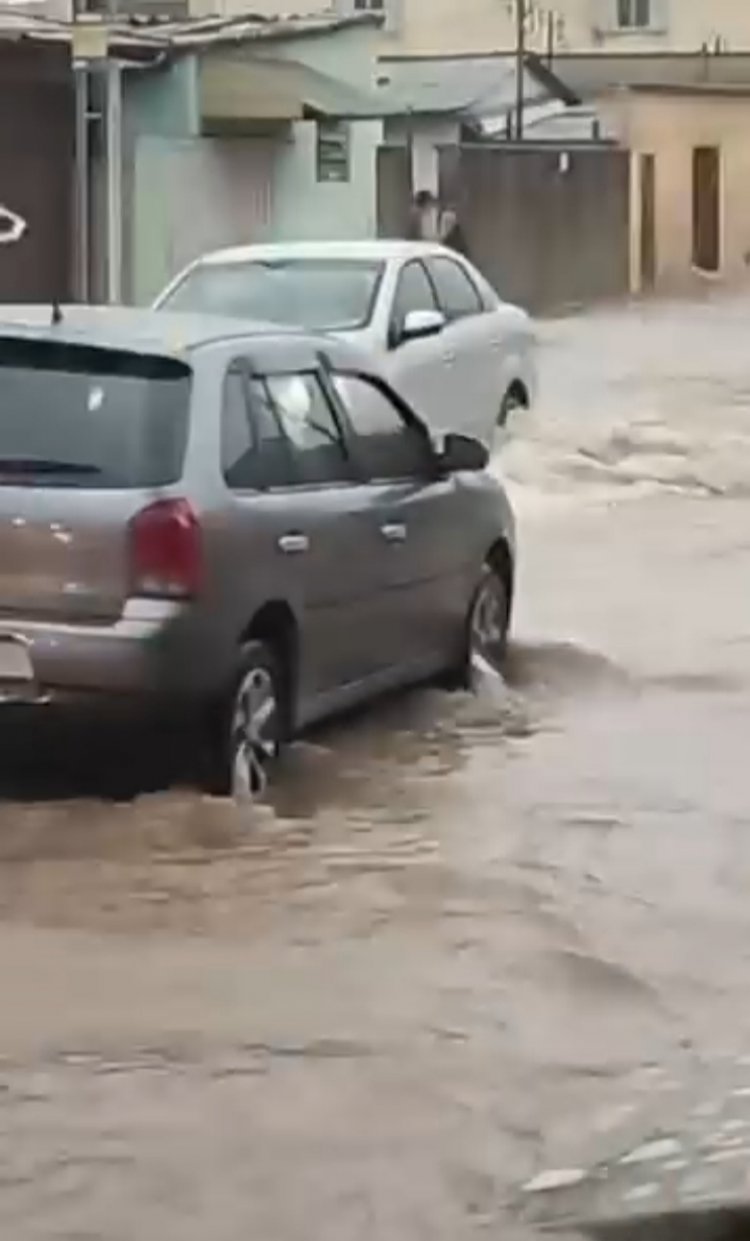 Chuva causa alagamentos e transtornos em diversos pontos de Itaúna