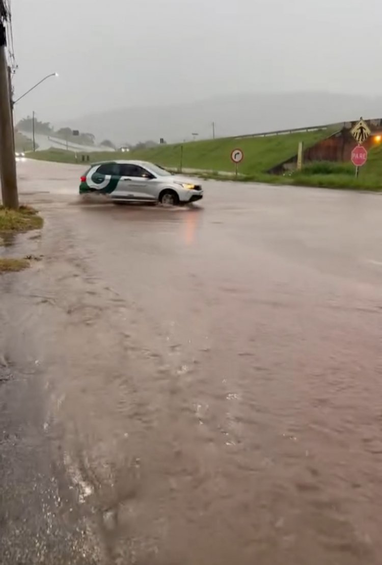 Chuva causa alagamentos e transtornos em diversos pontos de Itaúna