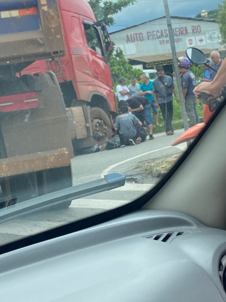 Colisão entre carreta e motocicleta na avenida São João