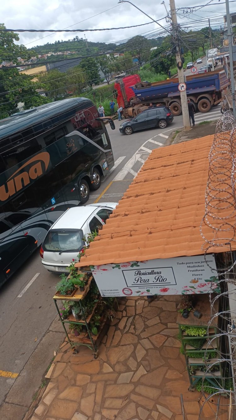 Colisão entre carreta e motocicleta na avenida São João