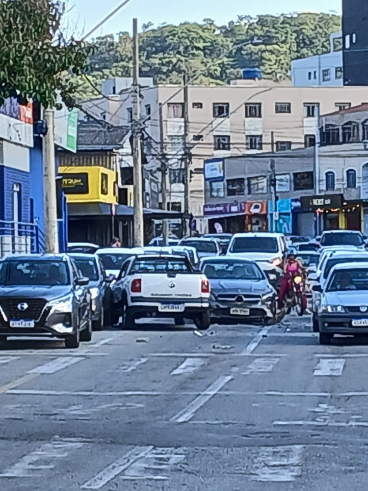 Atualização: Acidente na Av. Jove Soares envolve três veículos nesta segunda-feira