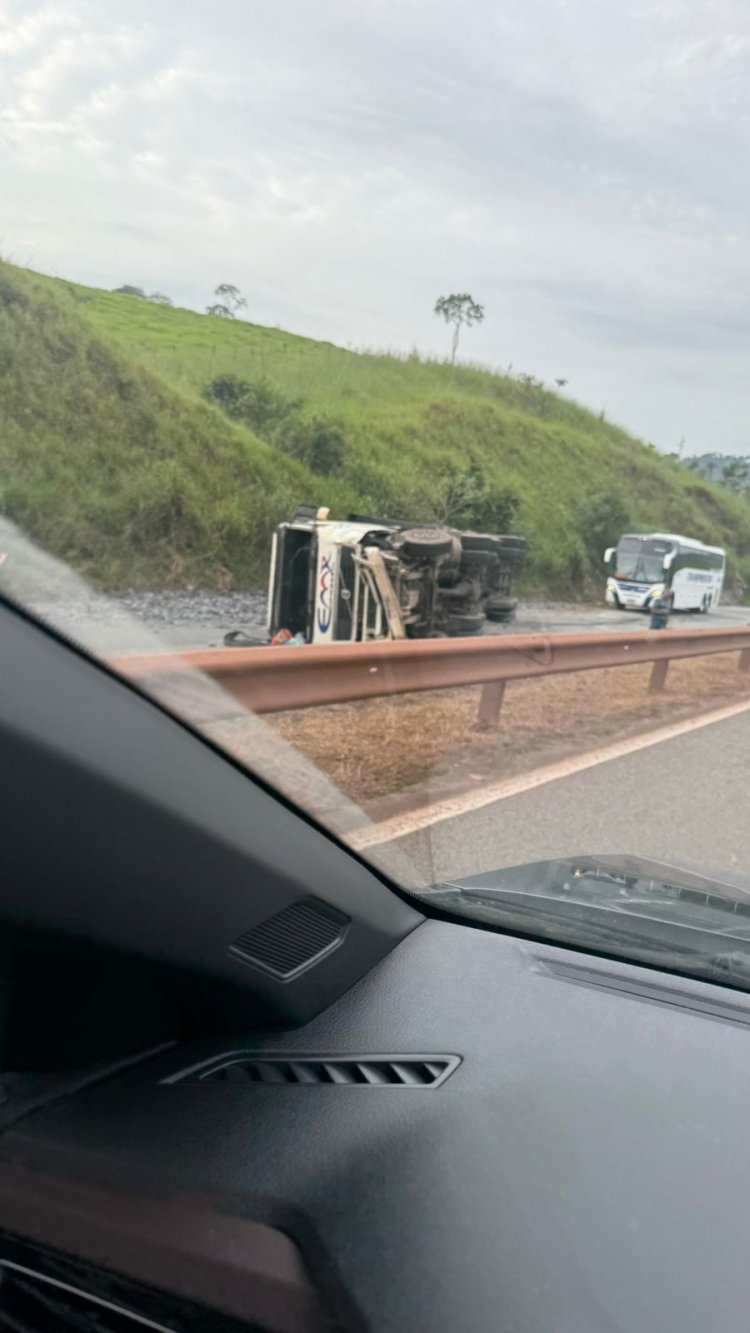 Acidente na Serra de Igarapé paralisa pista no sentido Belo Horizonte