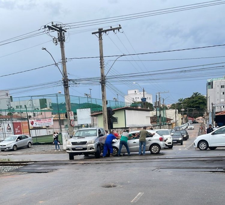 Colisão entre camionete e carro de passeio mobiliza trânsito no Centro nesta quinta-feira