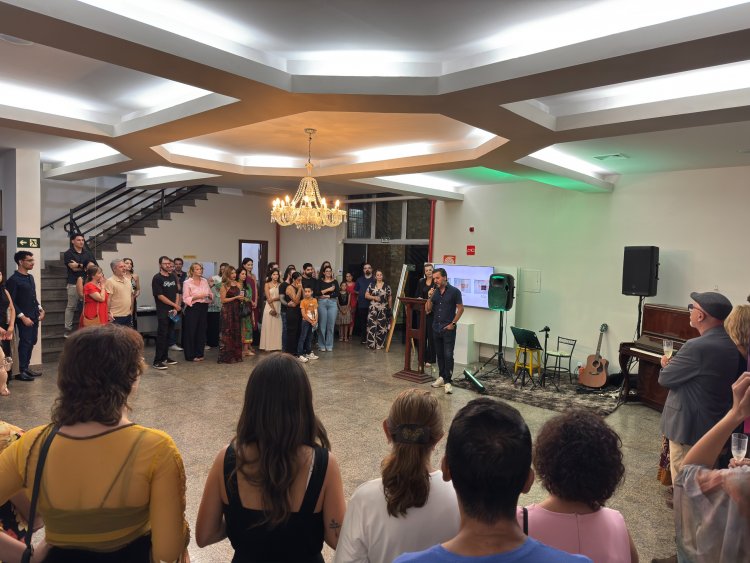 REINAUGURAÇÃO - “Entre Gestos e Silêncios” reabre galeria em Itaúna