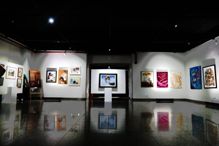 REINAUGURAÇÃO - “Entre Gestos e Silêncios” reabre galeria em Itaúna