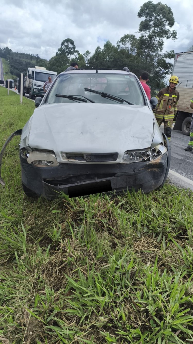 Engavetamento na MG-050 deixa duas pessoas feridas em Pedra do Indaiá