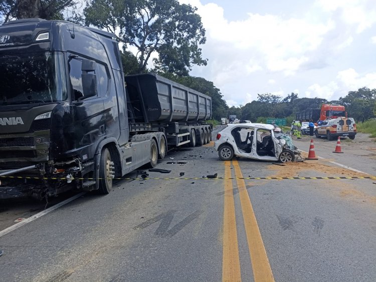 ACIDENTE - Homem morre em batida de carro e carreta