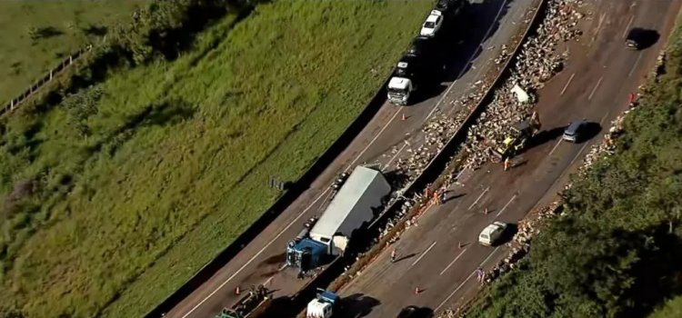 Carreta com carga de maçãs tomba e fecha a Fernão Dias