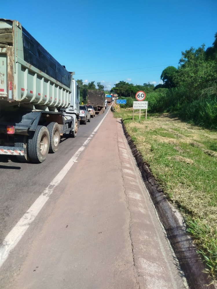 Carreta estragada trava o trânsito na MG-050, em Itaúna
