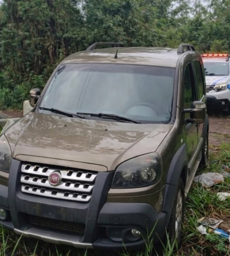 PM recupera carro furtado escondido em mata na MG-431, em Itaúna