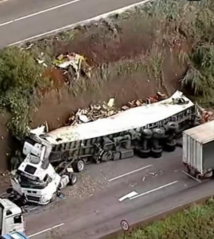 Acidente com carreta de frutas causa interdição na BR-381, em Brumadinho