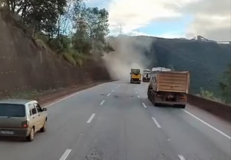 Acidente com carreta de frutas causa interdição na BR-381, em Brumadinho