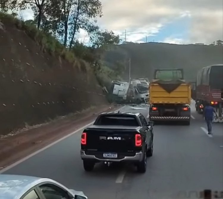 Acidente com carreta de frutas causa interdição na BR-381, em Brumadinho
