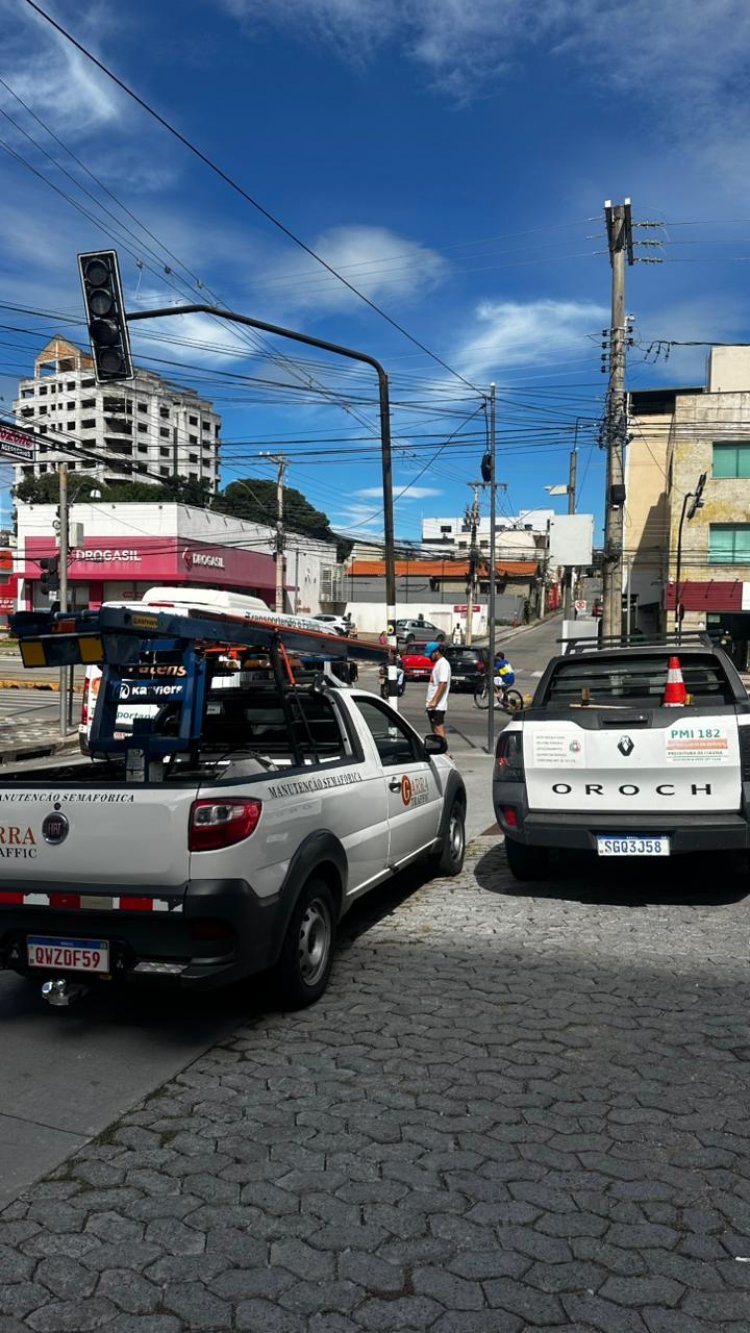 TRÂNSITO - Prefeitura realiza troca de semáforos após falhas e reclamações de motoristas