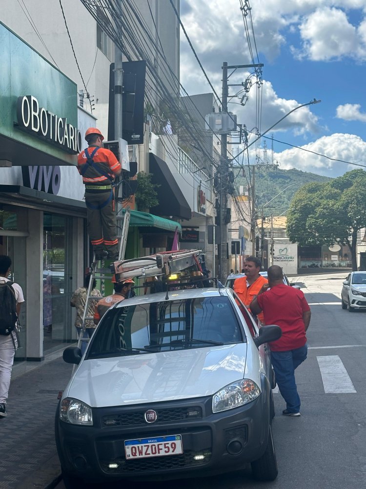 TRÂNSITO - Prefeitura realiza troca de semáforos após falhas e reclamações de motoristas