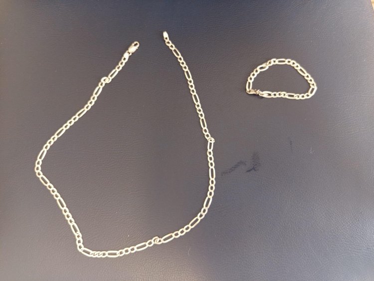 RECEPTAÇÃO - Menor é apreendido com joias furtadas