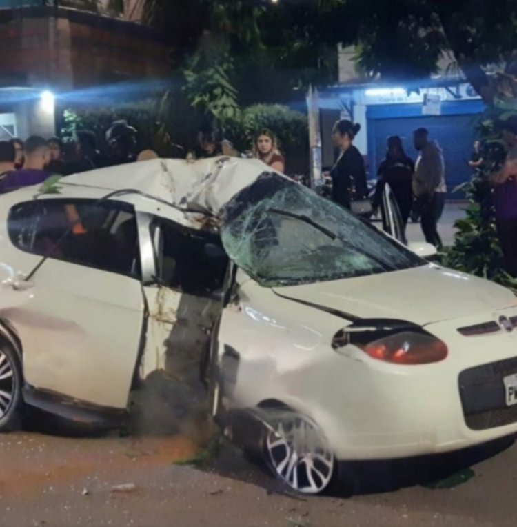 Batida contra árvore deixa carro destruído e motorista ferido em Pará de Minas