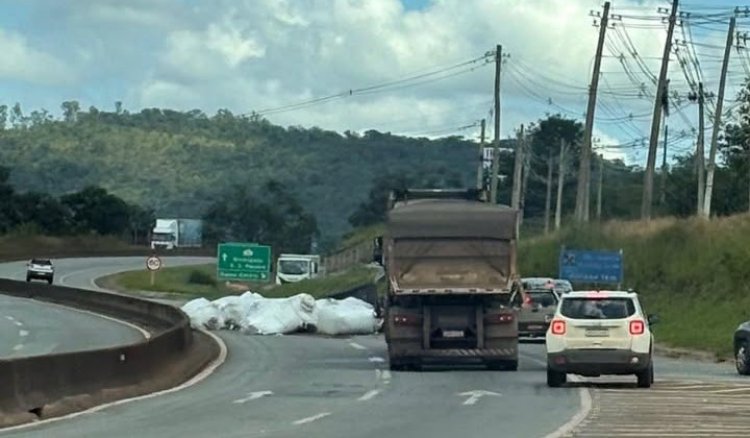 Caminhão tomba na MG-050 e espalha carga na pista em Itaúna