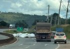 Carga de caminhão  solta e cai na rodovia