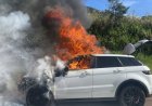 SUV de luxo é destruída por incêndio na MG-050, em Itaúna