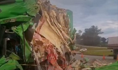 Colisão entre carretas mobiliza equipes de resgate na BR-262, em Juatuba