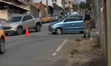 Acidente entre carro de passeio e viatura mobiliza o bairro Piedade nesta quinta-feira