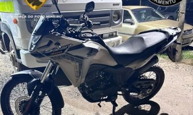 Polícia recupera moto furtada e apreende drogas no bairro Vitória, em Itaúna