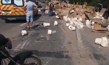 Carreta carregada de papel tomba na Rodovia Fernão Dias próximo a Itaguara