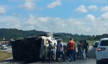 Caminhão carregado de carvão tomba no trevo de Cláudio e mobiliza populares