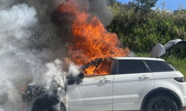 SUV de luxo é destruída por incêndio na MG-050, em Itaúna
