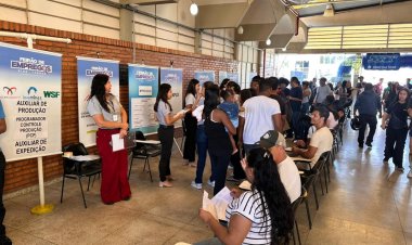 Fila em busca de mais  de 500 vagas de emprego