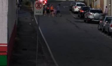 Incêndio atinge lote no Centro de Itaúna e mobiliza Bombeiros