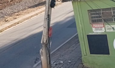 Colisão de carreta danifica poste e gera risco de queda próximo ao Hospital Manoel Gonçalves