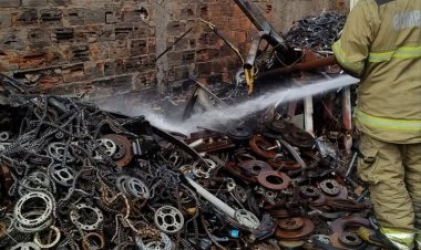 Incêndio em depósito de sucata mobiliza Corpo de Bombeiros em Itaúna