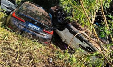 Colisão na MG-431 em Itaúna termina com veículos em córrego