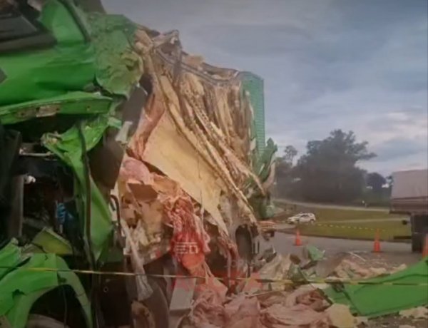 Colisão entre carretas mobiliza equipes de resgate na BR-262, em Juatuba