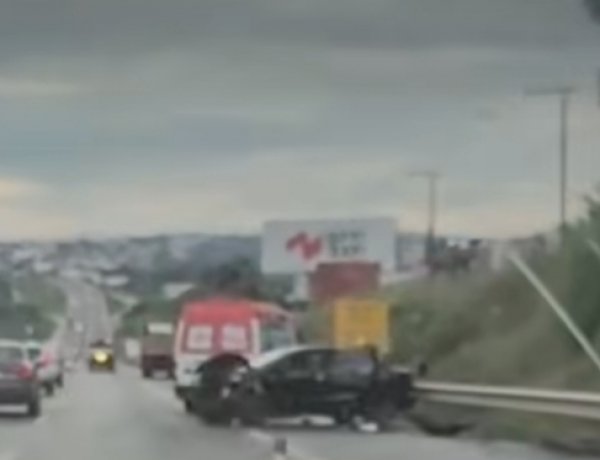 Colisão  interdita parte da MG-050 em Divinópolis nesta manhã