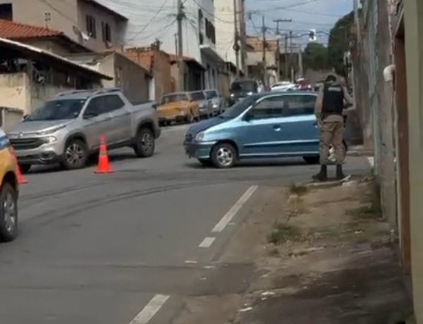 Acidente entre carro de passeio e viatura mobiliza o bairro Piedade nesta quinta-feira