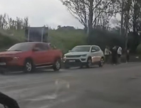 Colisão entre dois veículos interdita parcialmente a MG-050 em Itaúna