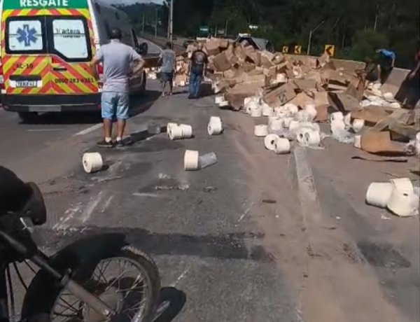 Carreta carregada de papel tomba na Rodovia Fernão Dias próximo a Itaguara