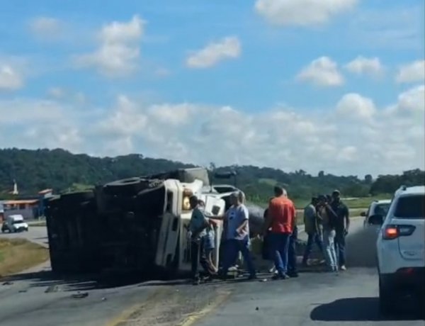 Caminhão carregado de carvão tomba no trevo de Cláudio e mobiliza populares